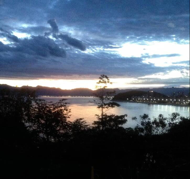Por De Sol No Mar Da Cama Villa Caraguatatuba Luaran gambar